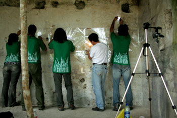 Calcando los grafitos de uno de los palacios de La Blanca. (Foto Cristina Vidal)