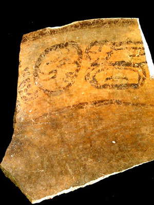 Fragmento cerámico con restos de una inscripción jeroglífica. (Foto Cristina Vidal)