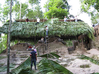 Construcción de una cubierta en el palacio 6J3 (Foto Gaspar Muñoz)