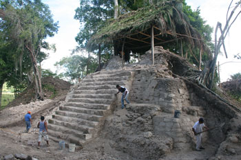 Templo piramidal 10L2 en el Grupo Sur (Foto Gaspar Muñoz)