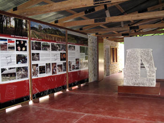 Vista parcial de la Sala expositiva: paneles explicativos y maqueta con reproducción de la bóveda de uno de los palacios de La Blanca  (Foto Gaspar Muñoz)