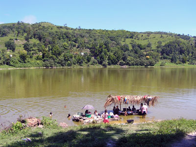 Mujeres y niños de la aldea de La Blanca lavando en la laguna (Foto Mª Luisa Vázquez de Ágredos)