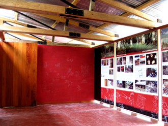 Vista parcial de la Sala expositiva: paneles explicativos y muro con reproducción de grafitos de La Blanca (Foto Cristina Vidal)