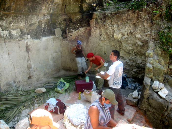 Miembros del Proyecto pertenecientes a distintas disciplinas durante la excavación del Palacio de Oriente. (Foto Cristina Vidal)