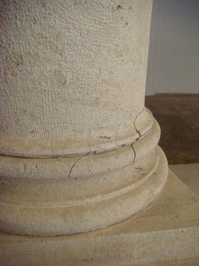 Les empentes horitzontals provoquen les ruptures d l’imoscap del fust de la columna i el tor superior de la base, apreciables especialment en les columnes dels contons del claustre
