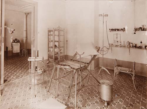 Fotografia de la consulta tocoginecològica de Francisco Paula Terrada. Taula d’exploracions, c. 1920.