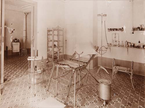 Francisco Paula Terrada’s toco-gynecology consultating room picture.