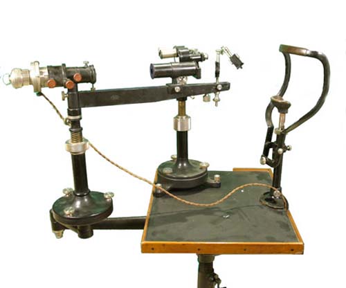 Làmpara de fenedura i microscopi corneal de Zeiss ideat per Alvar Gullstrand (1862- 1930). Principis del segle XX.