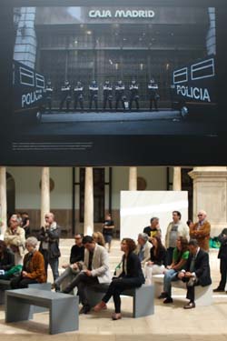 Policías antidisturbios custodian una sucursal de Bankia durante una protesta de la plataforma Stop Deshaucios e Madrid el 14 de mayo de 2012
