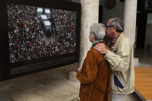 Manifestantes rodean varios furgones policiales cerca del Congreso de los Diputados de España en el curso de una manifestación que tuvo lugar el 25 de septiembre de 2012