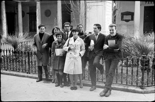 Grupo de Estudiantes de Filosofía y Letras vinculados al Sindicato Democrático de Estudiantes, en el claustro de la Universidad Literaria de Valencia. 1966.