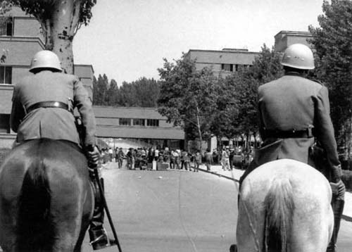 Policia franquista en una manifestació d'estudiants a la Facultat de Ciències de la Ciutat Universitària. Madrid, 1968.