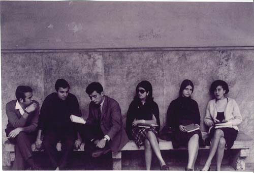 Estudiants al claustre de l'edifici històric de la Universitat de València. c. 1965.