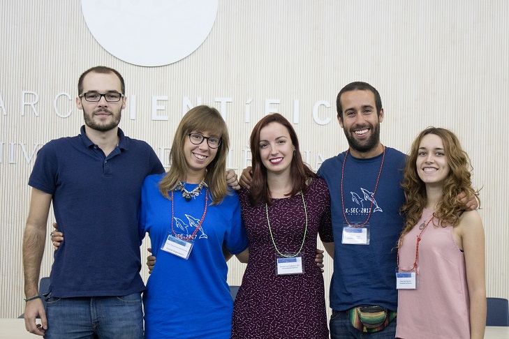 De izquierda a derecha: Lucas Pascual, Sara Sánchez-Quiñones, Susanna Cabrera, Raúl Zabala y Ana Hernández, sonrientes tras finalizar sus respectivas comunicaciones orales