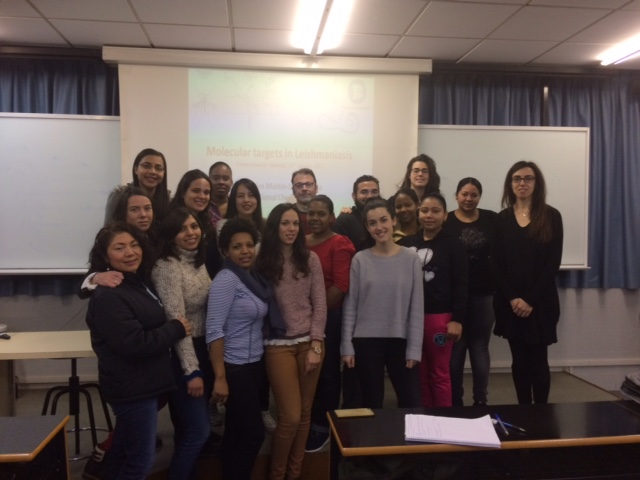 Sonsoles Martín posa junto a los alumnos