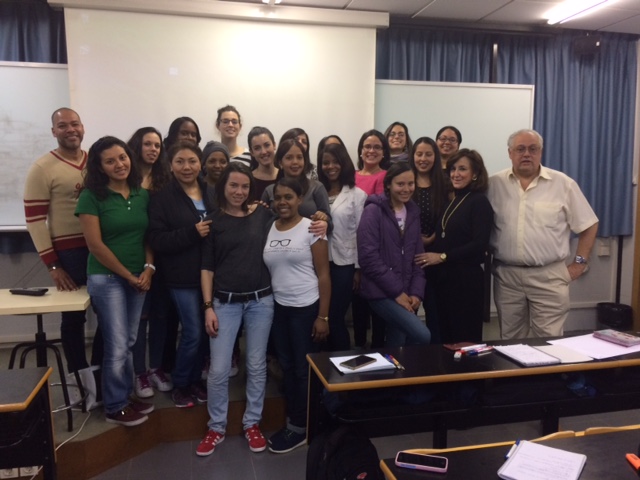La Dra Gárate posa con los alumnos