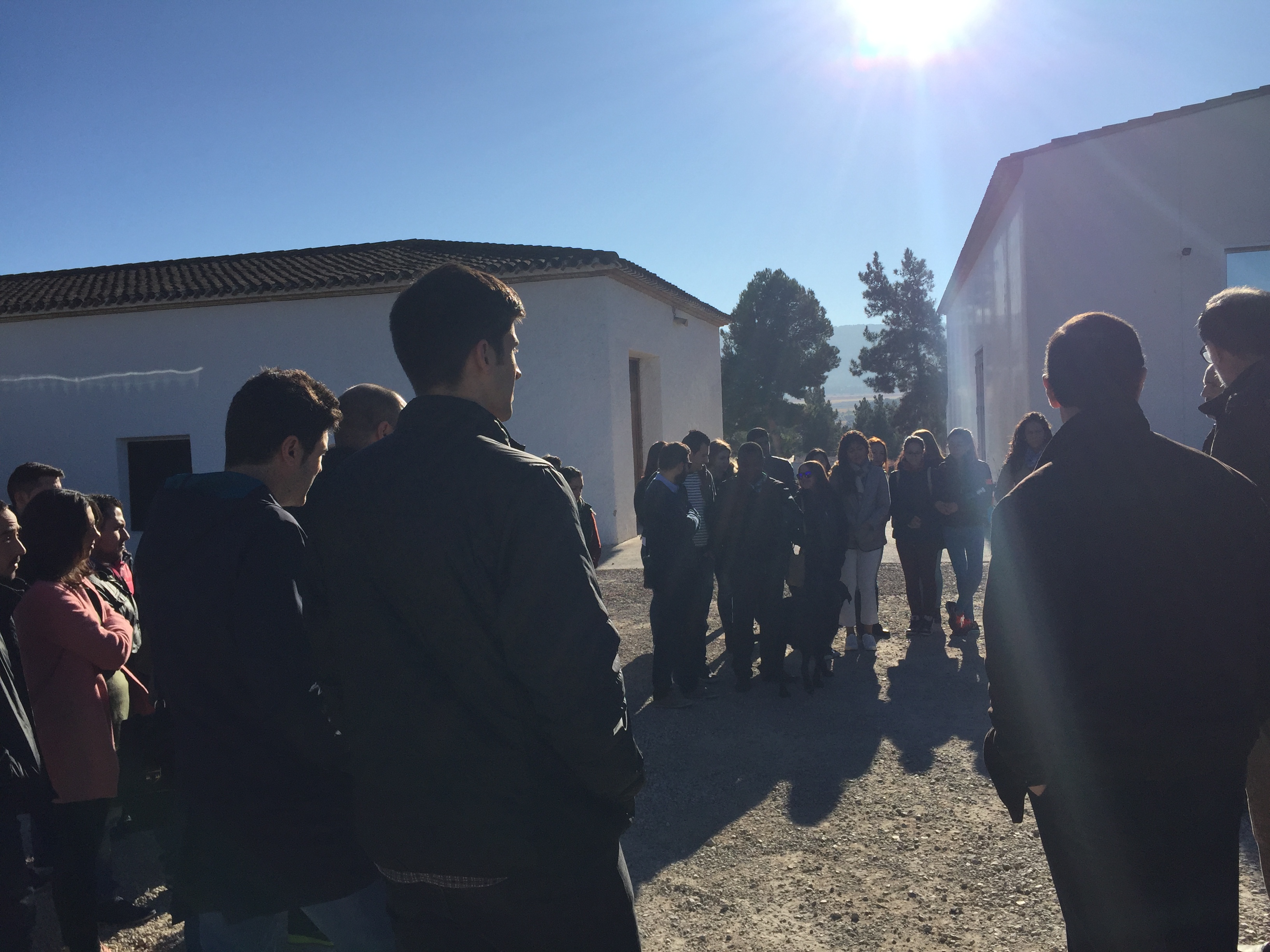 Estudiantes visitando la bodega Los Frailes