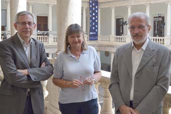 Amparo Mañés amb el rector Esteban Morcillo i el vicerector de cultura i Igualtat Antonio Ariño