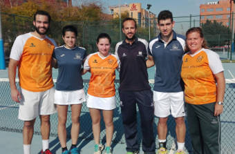 Els equips de les universitats de València i d'Alacant que es disputaren el CADU de tennis el dia 1 de febrer.