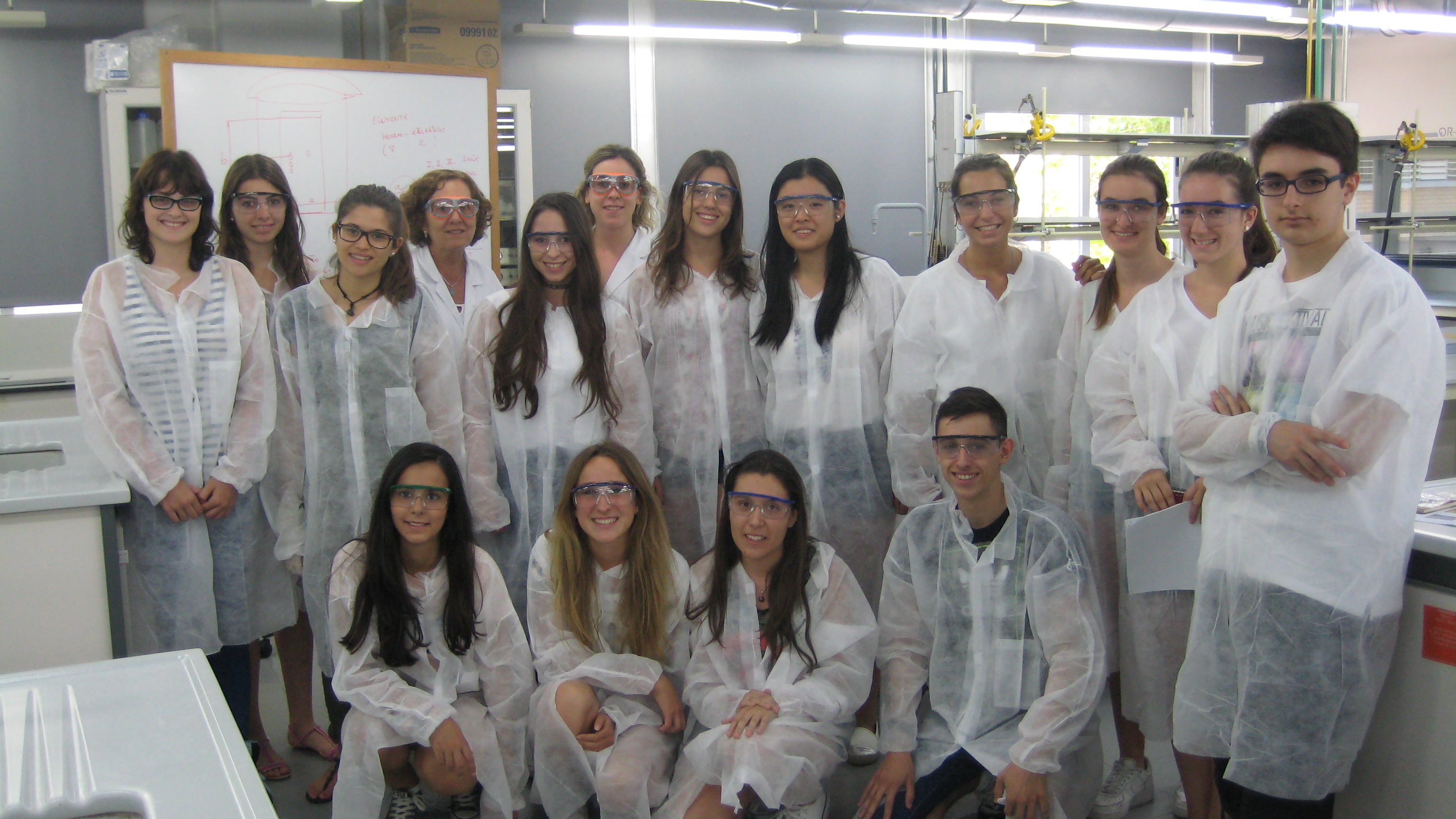 Estudiants en el laboratori de química general