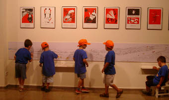 Foto de archivo de niños interactuando con el arte.