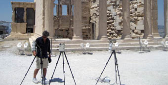 Toman medidas en la Acrópolis de Atenas, Grecia.