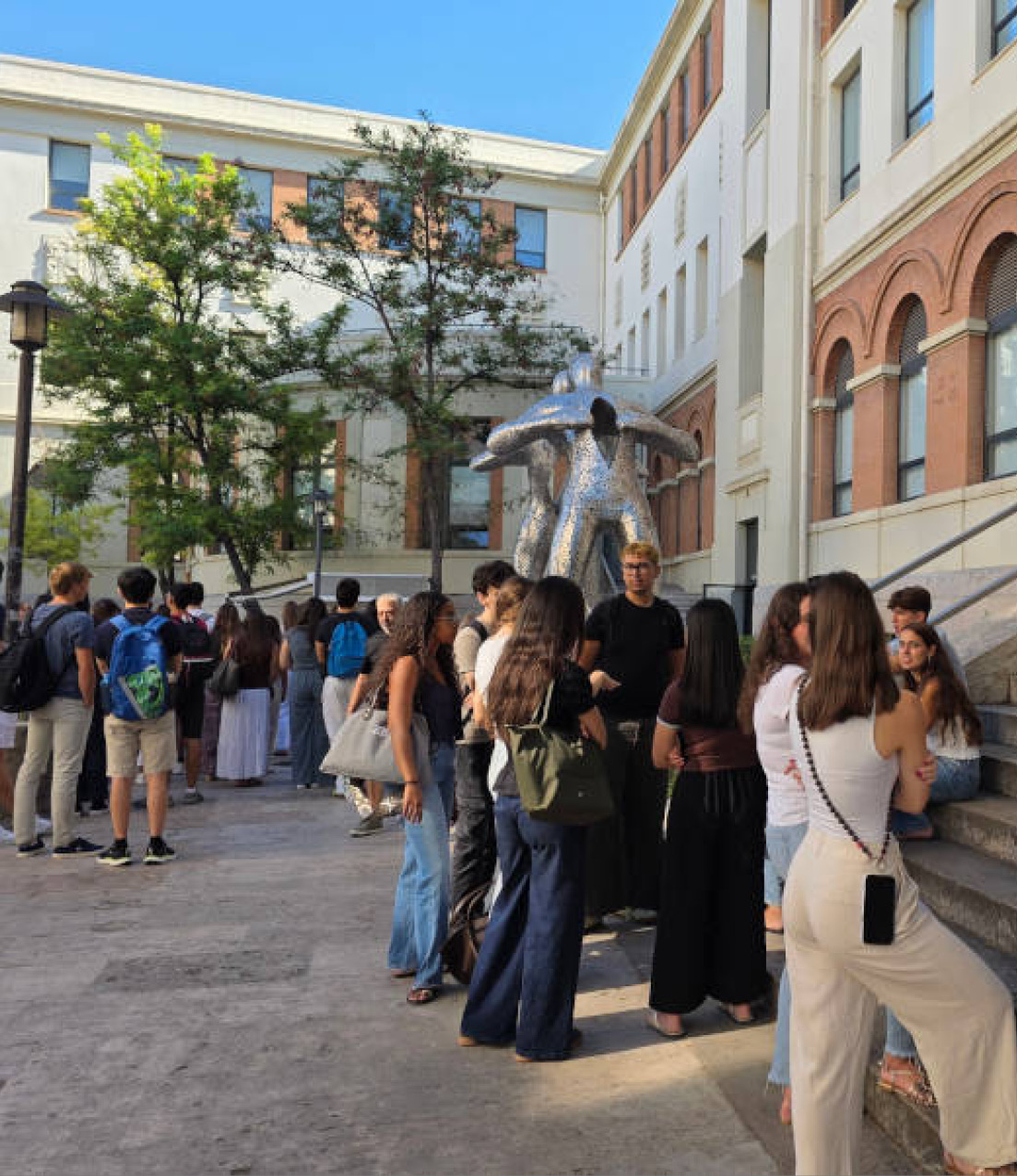 Students start class at the Faculty of Medicine and Dentistry at the UV