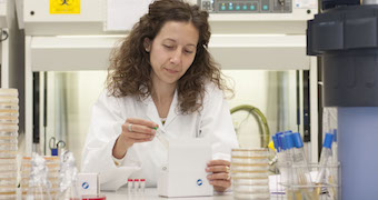 Una investigadora revisando muestras