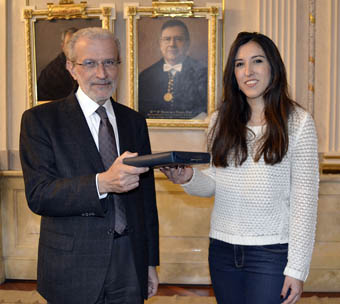 El rector Esteban Morcillo entrega el ipad a la estudiante ganadora, Lucía Martínez Gauffin.