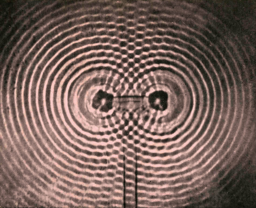 Imagen del evento:Imagen de interferencia de olas proyectada sobre pizarra. Diseño a partir de portada de Catálogo comercial de Sogeresa (1971).
