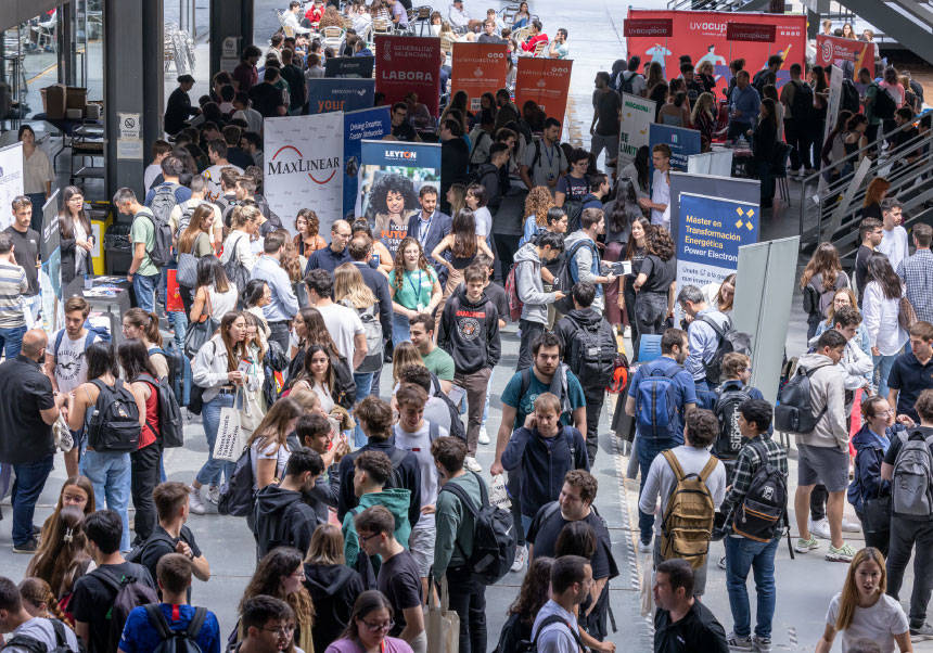 Estudiantado y empresas, en el Foro/TalentFest de la ETSE 2023.