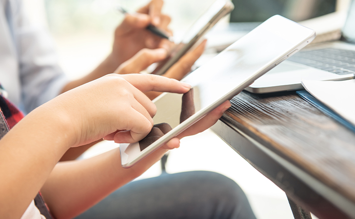 Persones llegint en una tablet