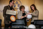 José Carlos Guirado, Clara Martínez y Amelia Ortiz observan un astrokit.