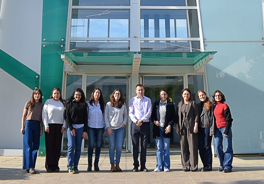 Grup d'estudiants a la porta de Caixa Popular