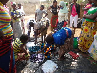 Taller de tintat de teles amb dones de la zona rural de la província de Gaoua, a Burkina Faso.