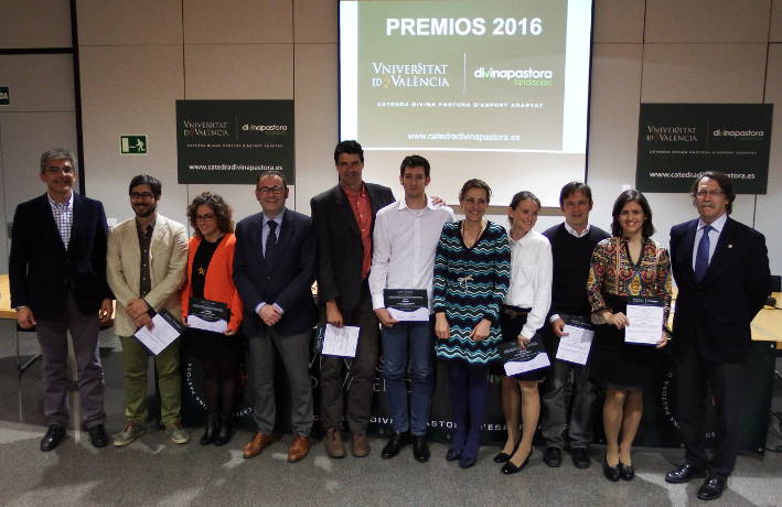 Premiats, tutors i autoritats, en el lliurament dels Premis de la Càtedra Divina Pastora de la Universitat de València.