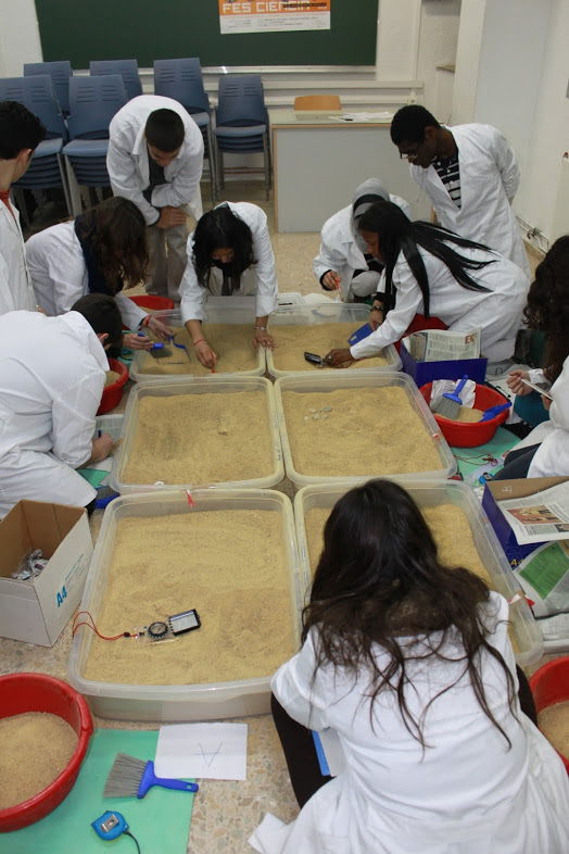 Alumnes realitzant la pràctica de paleontologia