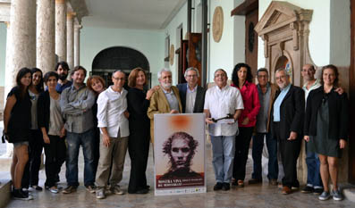 El vicerector Antonio Ariño i els membres de Mostra Viva, en la presentació del cicle a La Nau.