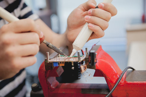 Casi 800 estudiantes de secundaria harán prácticas en los laboratorios de la ETSE-UV