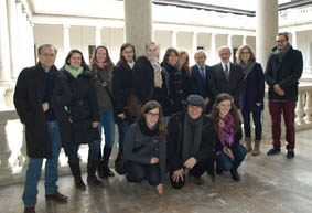 Els estudiants, amb Alfons Cervera en el Claustre de la Nau.