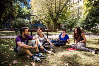 Foto de archivo del programa de mentoría de la Universitat de València 'Entreiguals'.