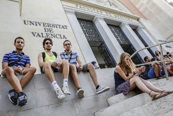 Erasmus students in the UV.