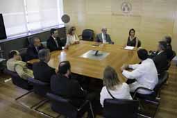 El rector, durante la firma del convenio.
