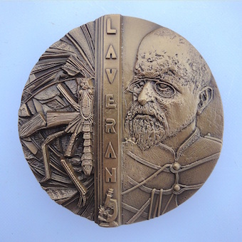 Detall de la Medalla Alphonse Laveran.