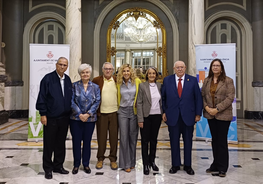 M. D. Pitarch, última per l'esquerra amb resta de persones premiades. Foto: Ajuntament de València.