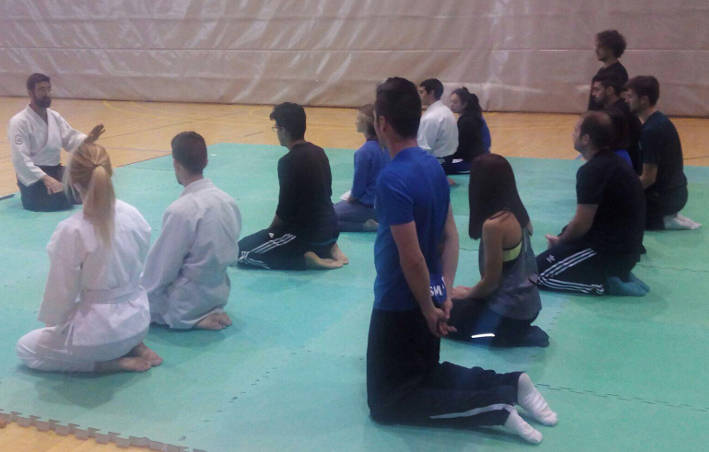 Un grup practica activitats de la salut durant el Dia Mundial de l'Activitat Física a la Universitat.