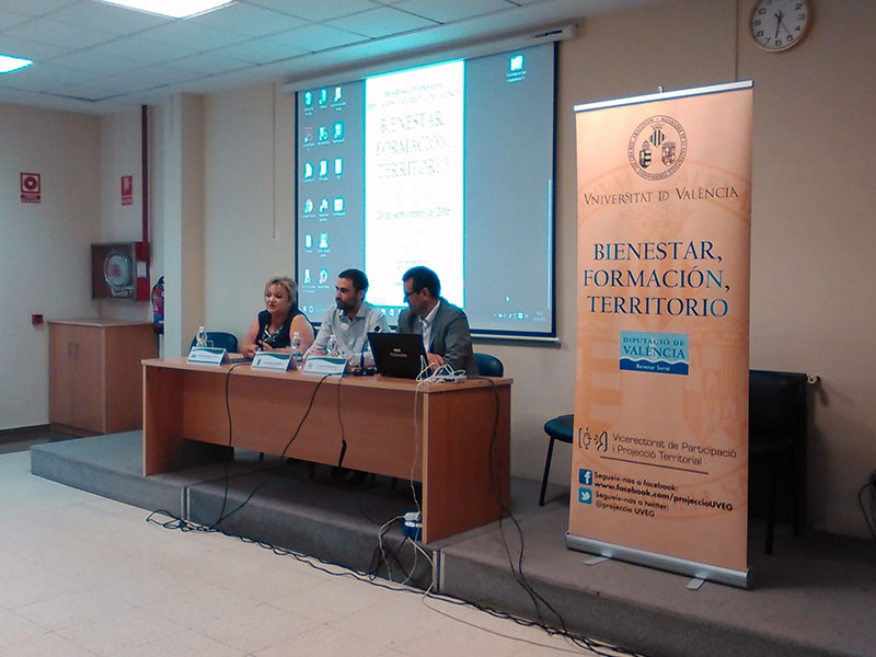 Especialistes de la Universitat ofereixen formació sobre economia social a Requena i sobre immigració a Mislata
