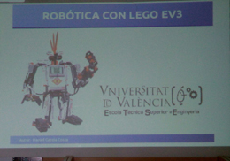 El professor de l’ETSE-UV, Emilio Soria i l'estudiant de GIM, Daniel García, imparteixen un taller de Robòtica en el municipi d’Aras de los Olmos