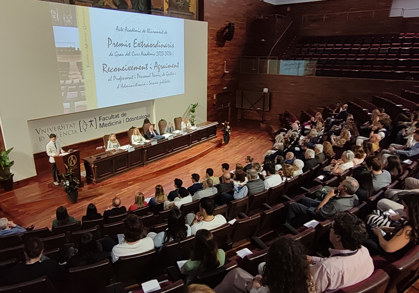 La Facultad entrega los premios extraordinarios de Grado del curso 23-24, y reconocimiento y agradecimiento a profesores y personal técnico de gestión, administración y servicios jubilados