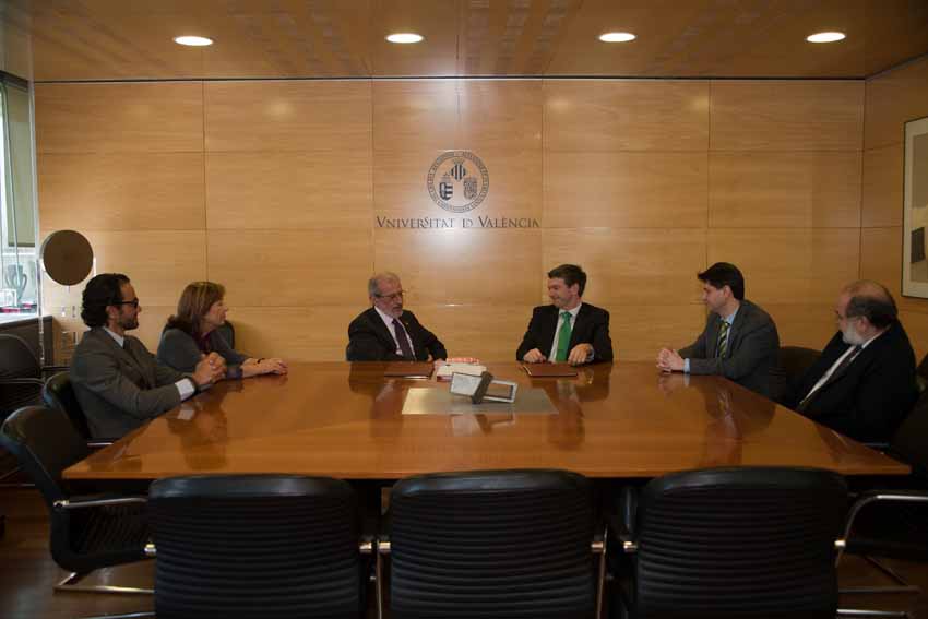 El rector Esteban Morcillo durant la firma del conveni amb Nova Feina.